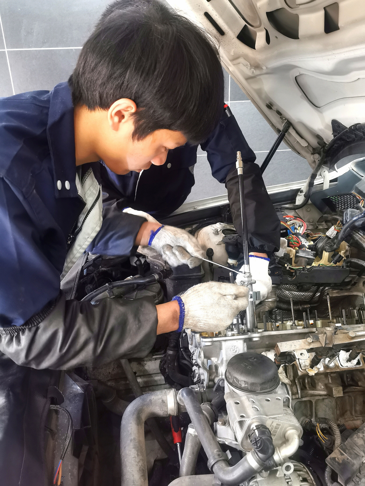 金钣手汽车维修工厂之宝马x1更换气门油封解决烧机油问题