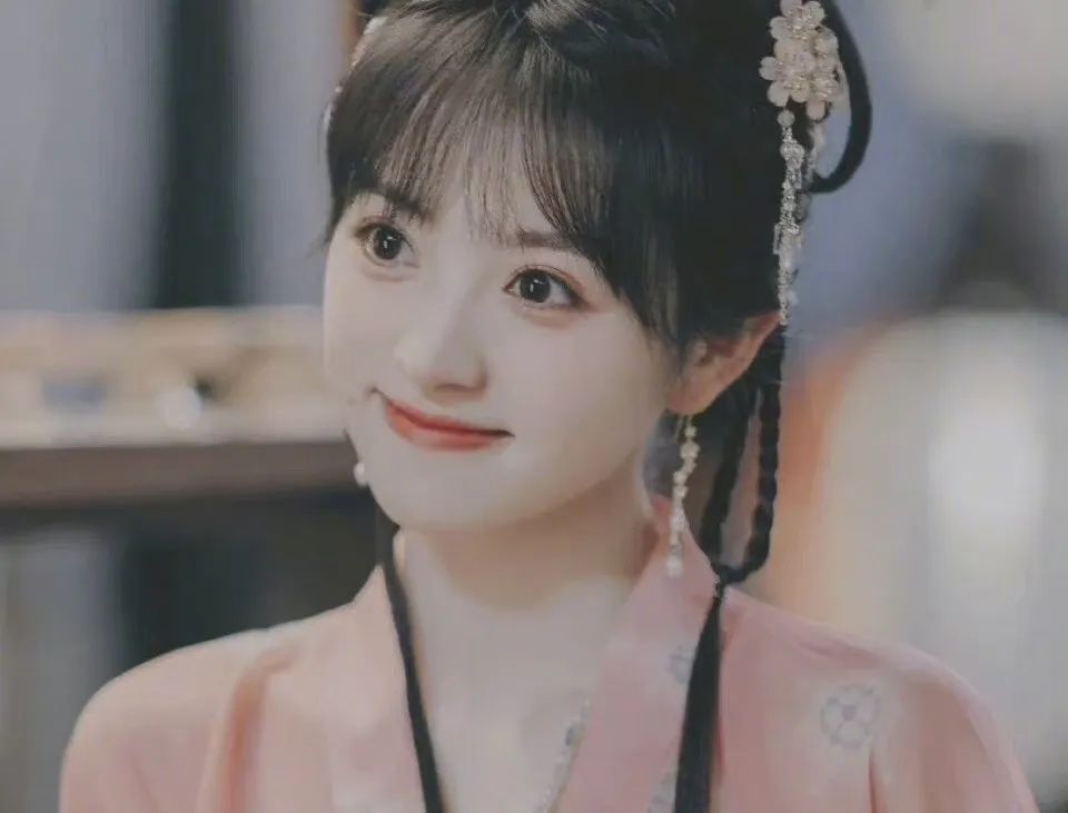 田曦薇现在的经纪人就是邓伦的前经纪人公钰涵,邓伦出事之后,很多人