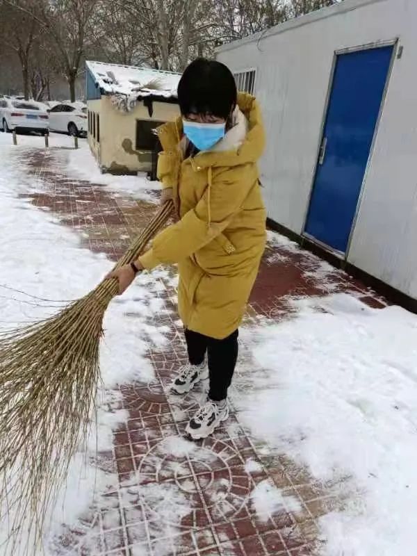 扫雪照片学生个人图片