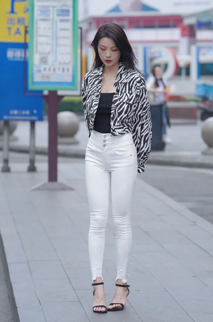 穿白裤的时尚女生