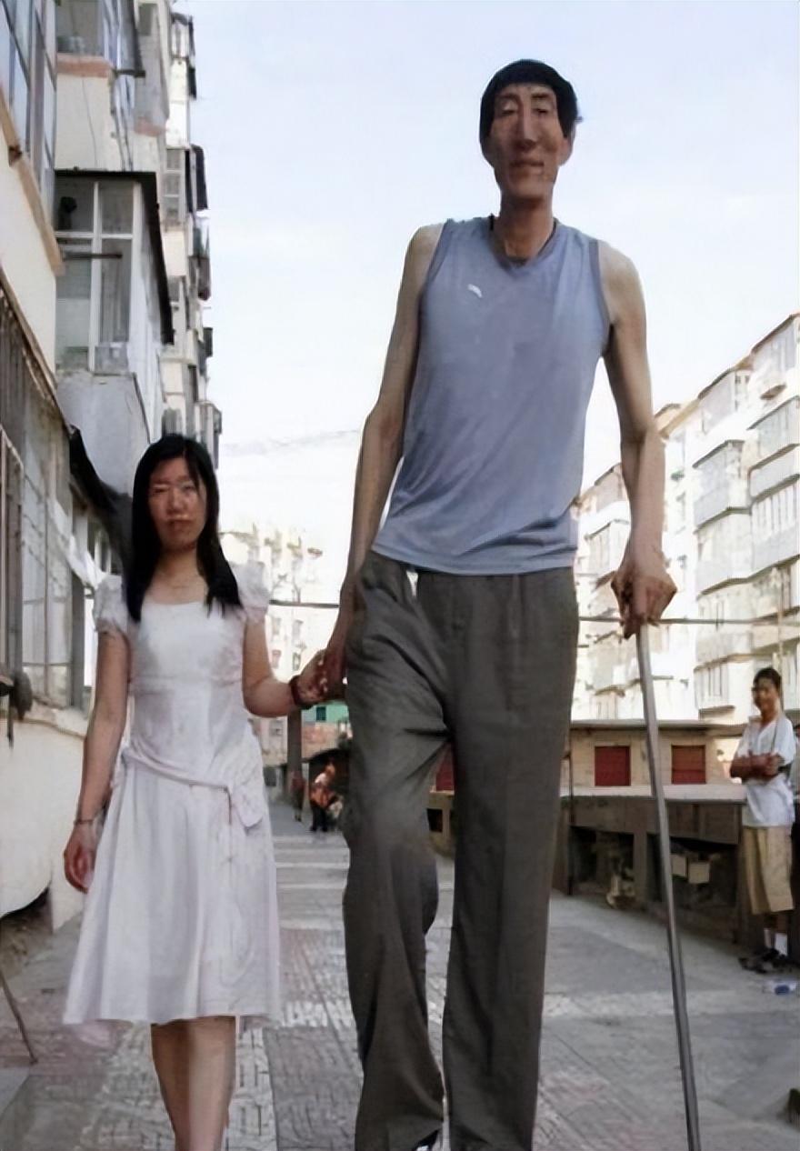 中国巨人鲍喜顺56岁娶娇妻婚后两年喜当爹