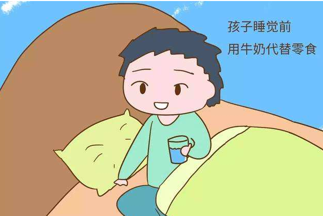 宝宝睡得正香,却被爸爸的呼噜声吵醒,宝宝的反应让人笑翻