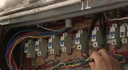 推荐电费高到离谱，男子剪去电表里多余的线，路边红绿灯不亮了...