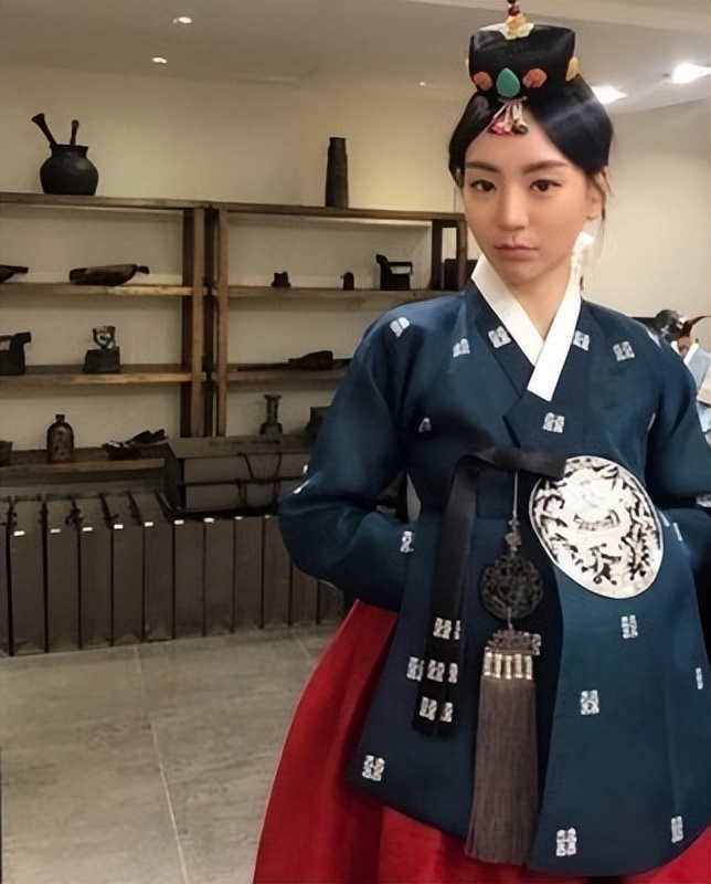 韩国"毒后"黄荷娜:前男友入狱,丈夫背锅后自杀,直言警察不敢动她