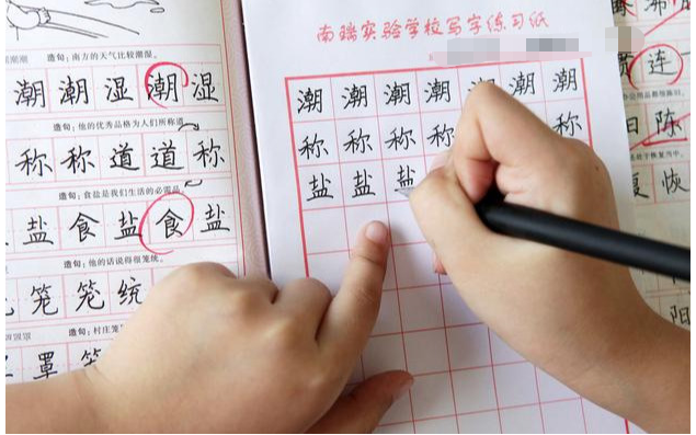 高中生"栅栏字体"走红,字形奇特,阅卷老师表示:看到就想扣分