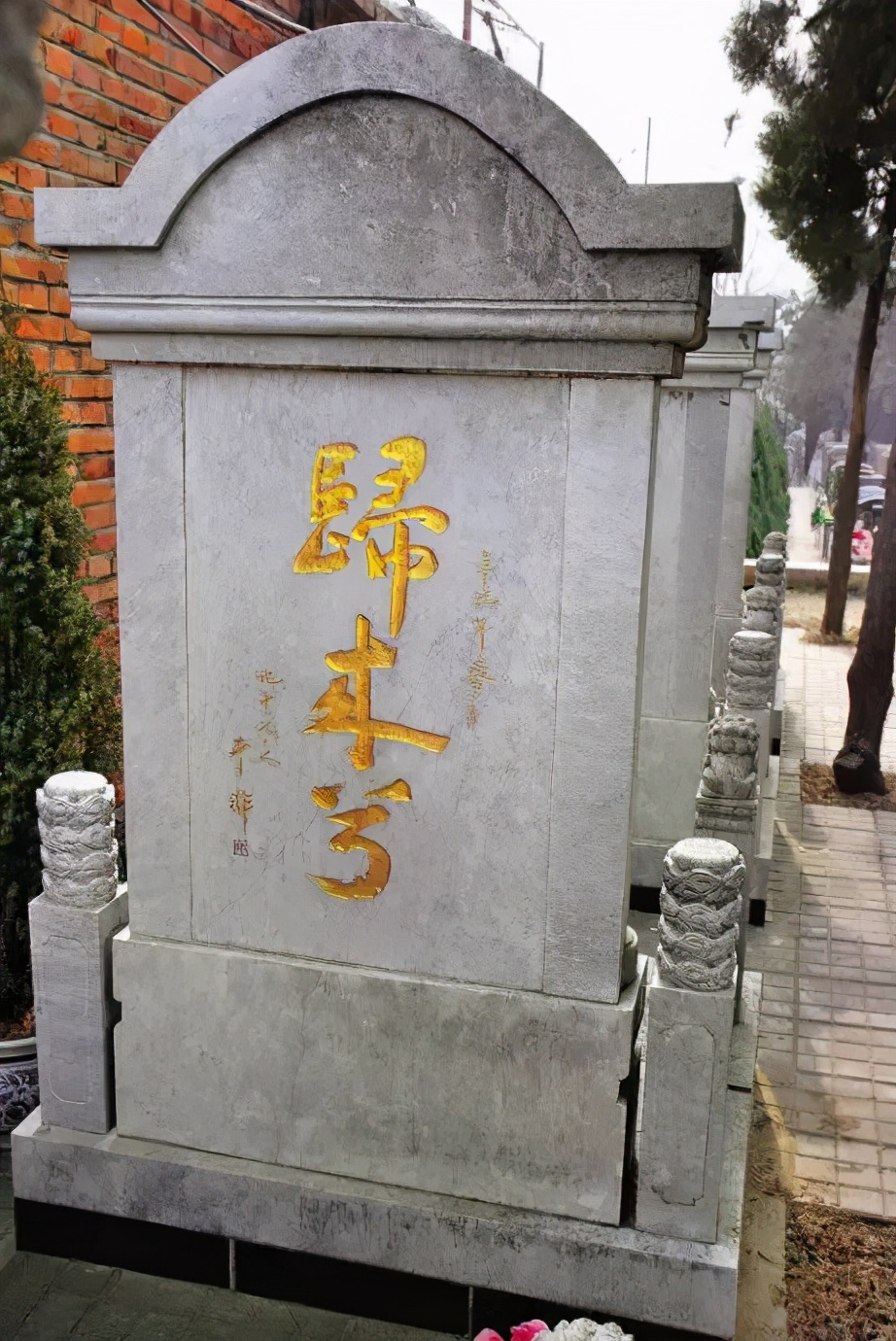 1950年,萧明华牺牲在台湾,32年后入葬八宝山,墓碑上只有3个字