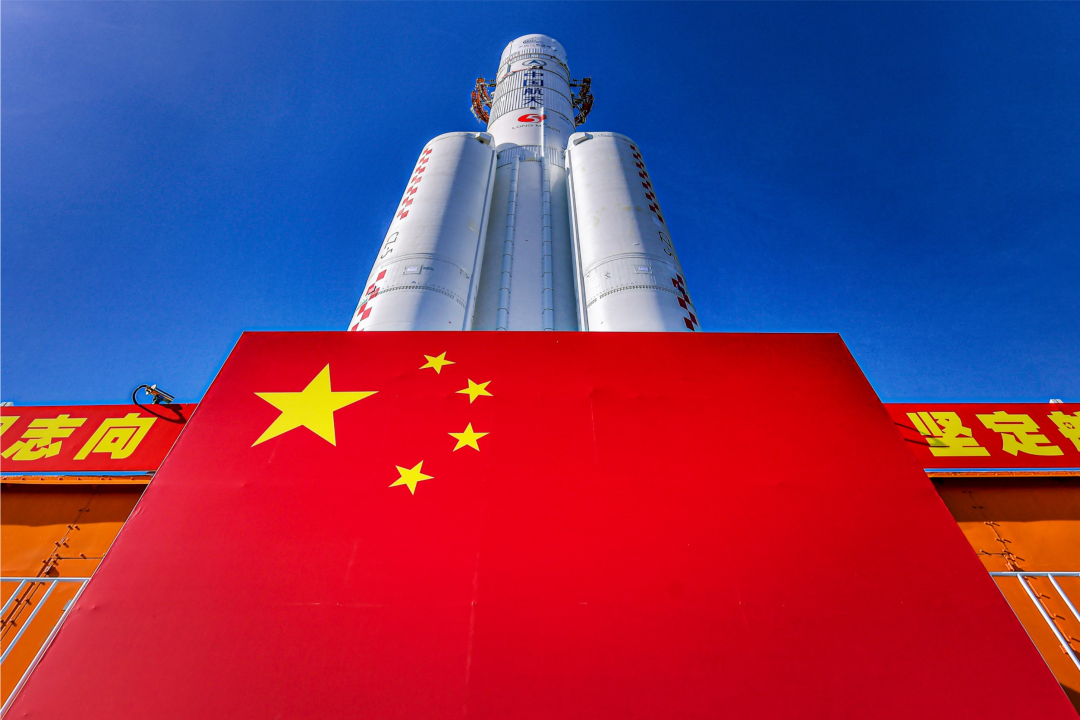 是在北京航天城展出联合举办的"中国航天这十年"摄影艺术展和我们的太