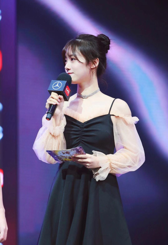 女人何苦为难女人,lol主持小钰看女主播跳舞,下巴都惊脱臼了