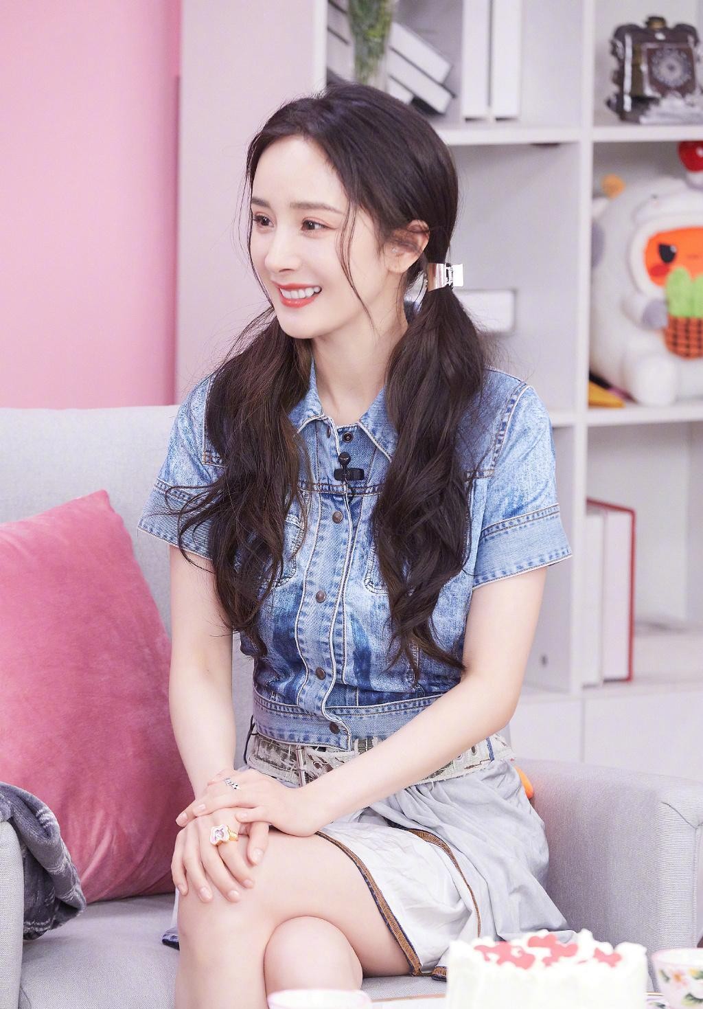 杨幂穿小短裙解锁"少女造型",梳双马尾俏皮又可爱,很显嫩