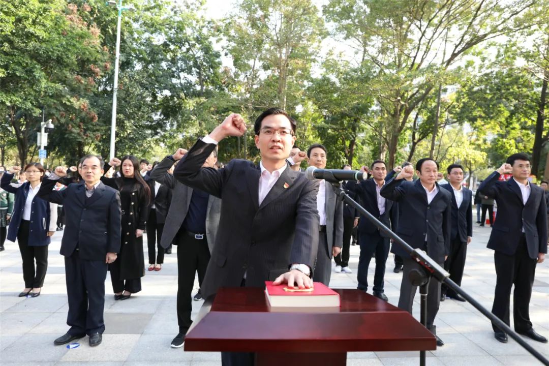 我宣誓!今天,铿锵嘹亮宣誓声响彻中山市法治文化公园上空!