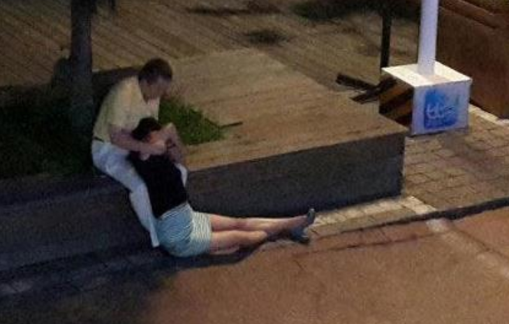 福建泉州:一女子聚会喝醉酒等待男友,被路人拖走强奸