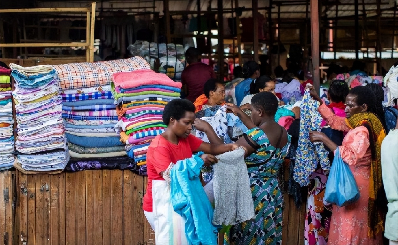 中国人捐赠的旧衣服,配送到非洲后成啥样了,看完你还会捐吗?