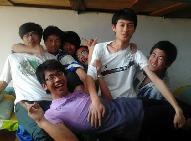 男生宿舍的"夜谈会",一般都会聊些什么?这个话题让人不好意思