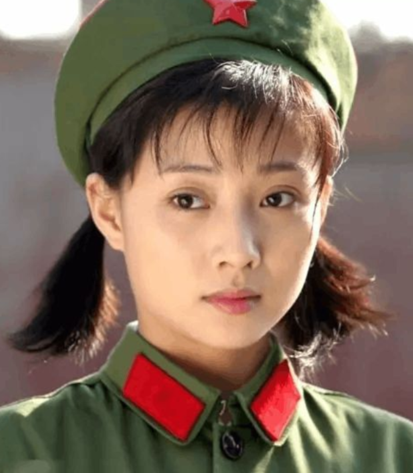 女明星穿军装谁最真实?有人短头发获好评,有人大红唇被骂太假