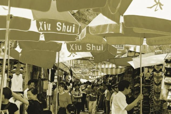 20年前的北京秀水街寒酸得多:200米长的胡同里挤满了400多个商家,市场