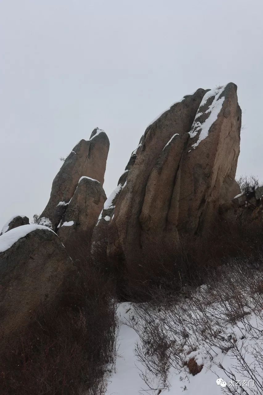 雪穿插箭岭长城:天地变通飞白雪,山岭苍茫见狰狞