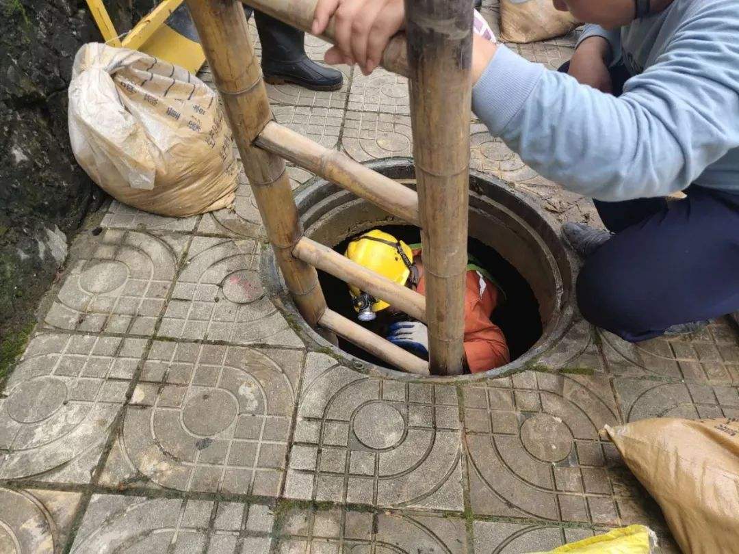 西安"下水道男孩"失联近一个月,家长难以接受现实,孩子受苦了