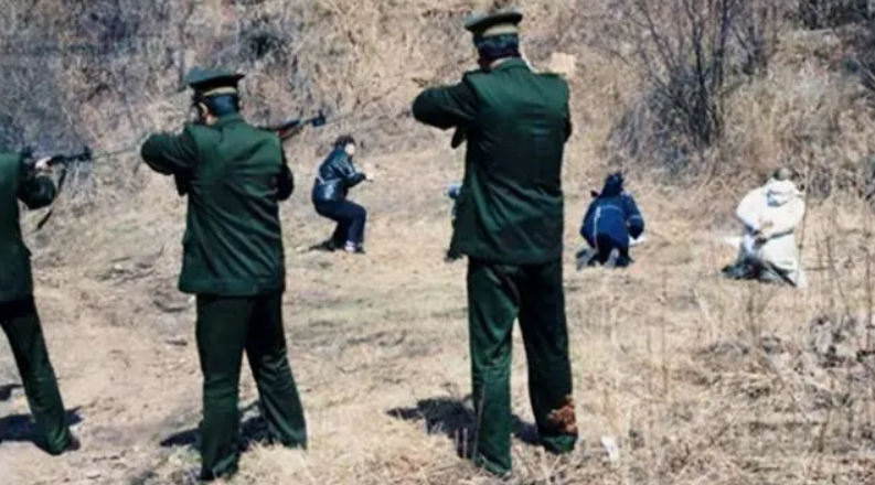 兴致满满的董伟来到了电影院门口,却因为一名年轻人宋阳骚扰自己的女