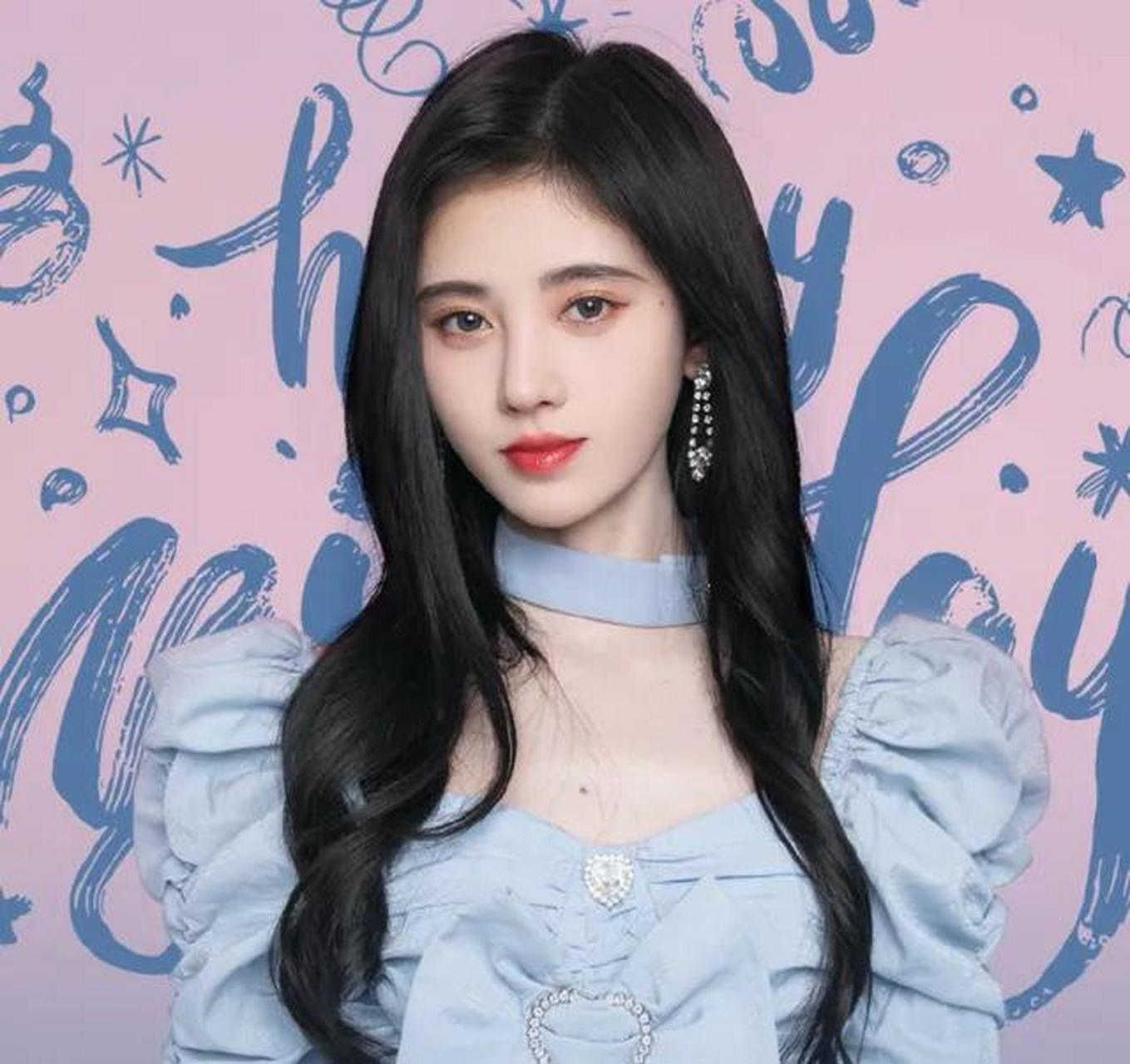 鞠婧祎 - 知名流行女歌手,舞者和演员.