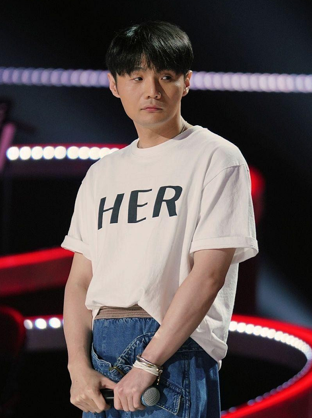 李荣浩晒自拍庆祝却被吐槽,粉丝一点面子也不给,评论区一言难尽