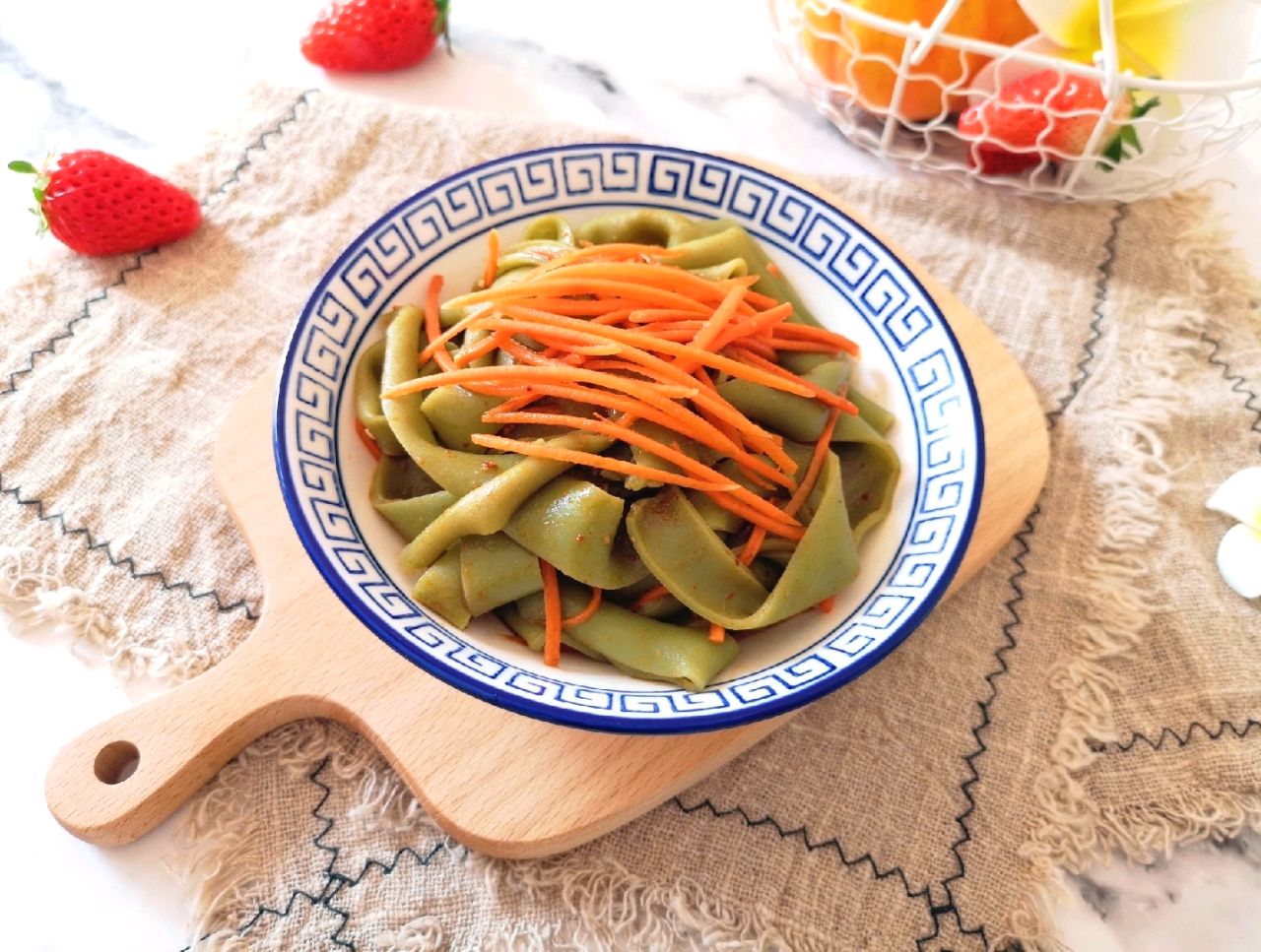 菠菜凉皮的懒人做法,不用揉面,几分钟就上桌,清新爽口真好吃