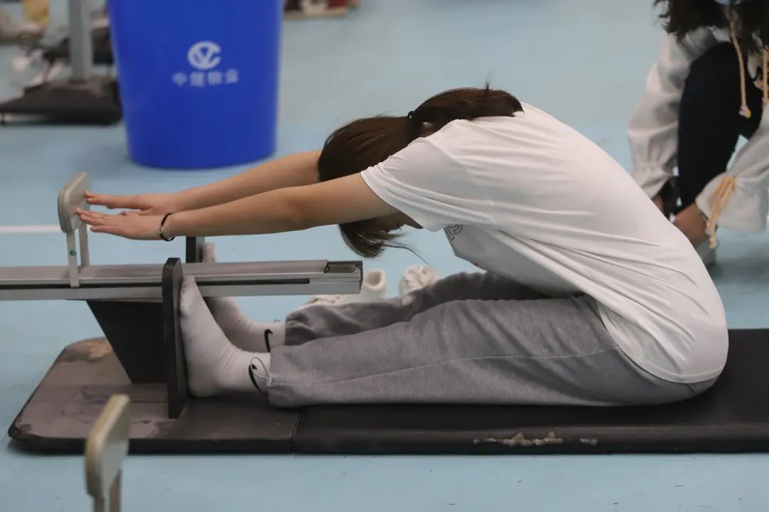 室内体测脱鞋图片