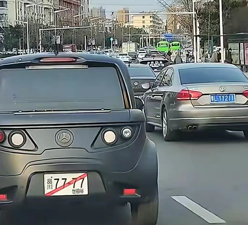 挂日本牌照车主致歉,车牌为品川7777,被抓后称自己只是为了好玩