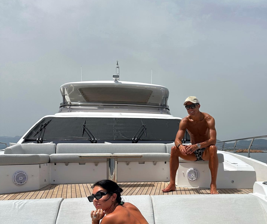 c罗休赛度假很惬意!涂黑色脚趾甲被女友无意中曝光,引网友热议