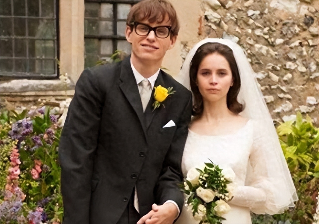 1963年,有一位姑娘被介绍给了霍金,她叫简·王尔德,几次约会下来,简