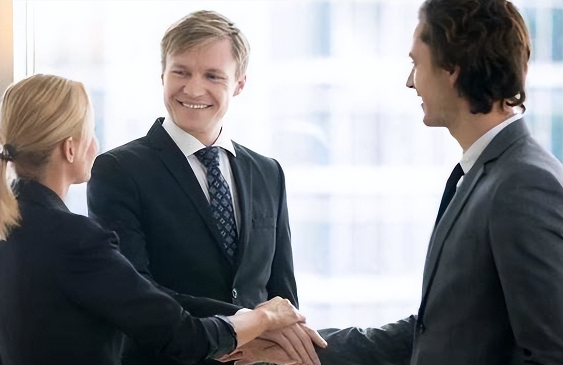 《人性的弱点》:吸引别人到身边来的4个技巧,快速获得他人好感