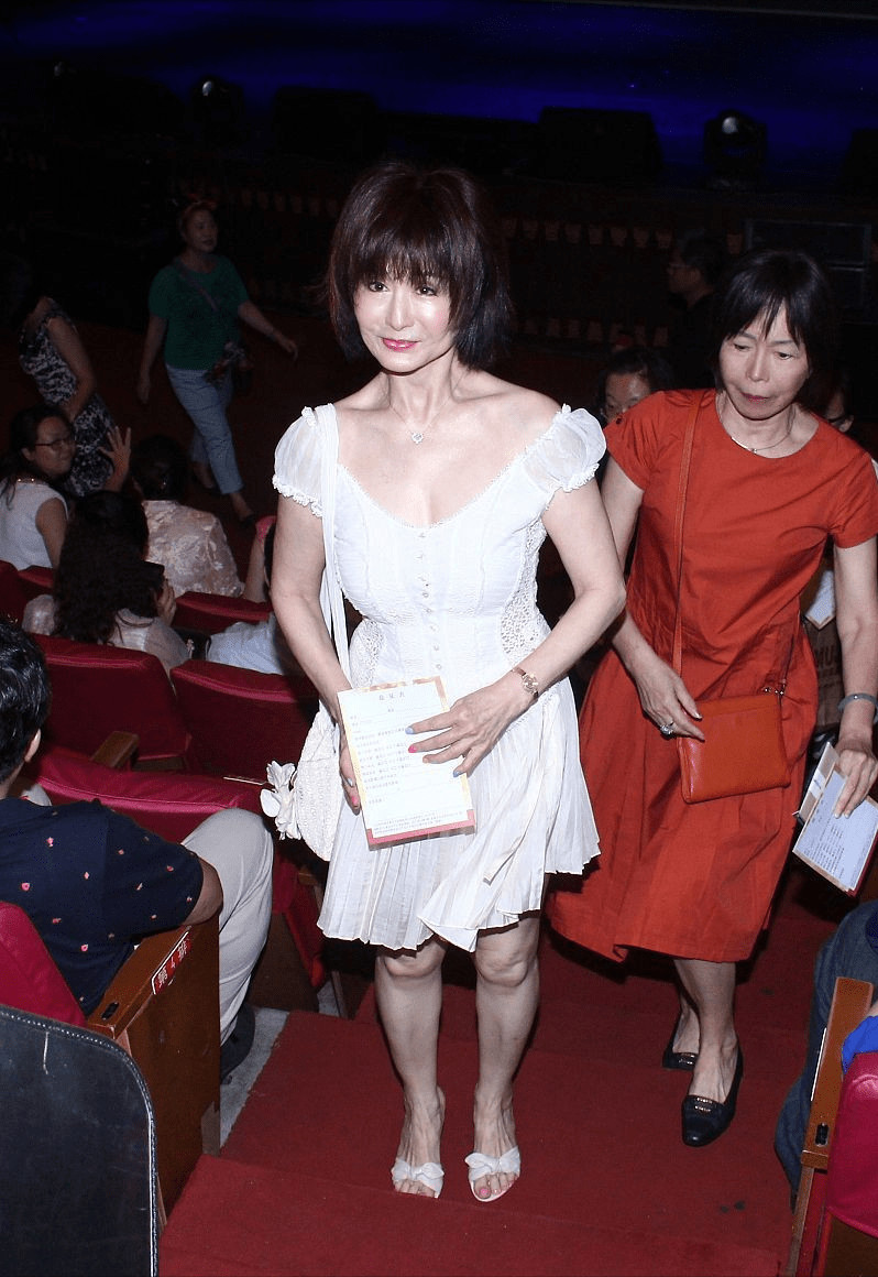 74岁"美魔女"潘迎紫近照曝光,身材玲珑脸部状态却让人叹息