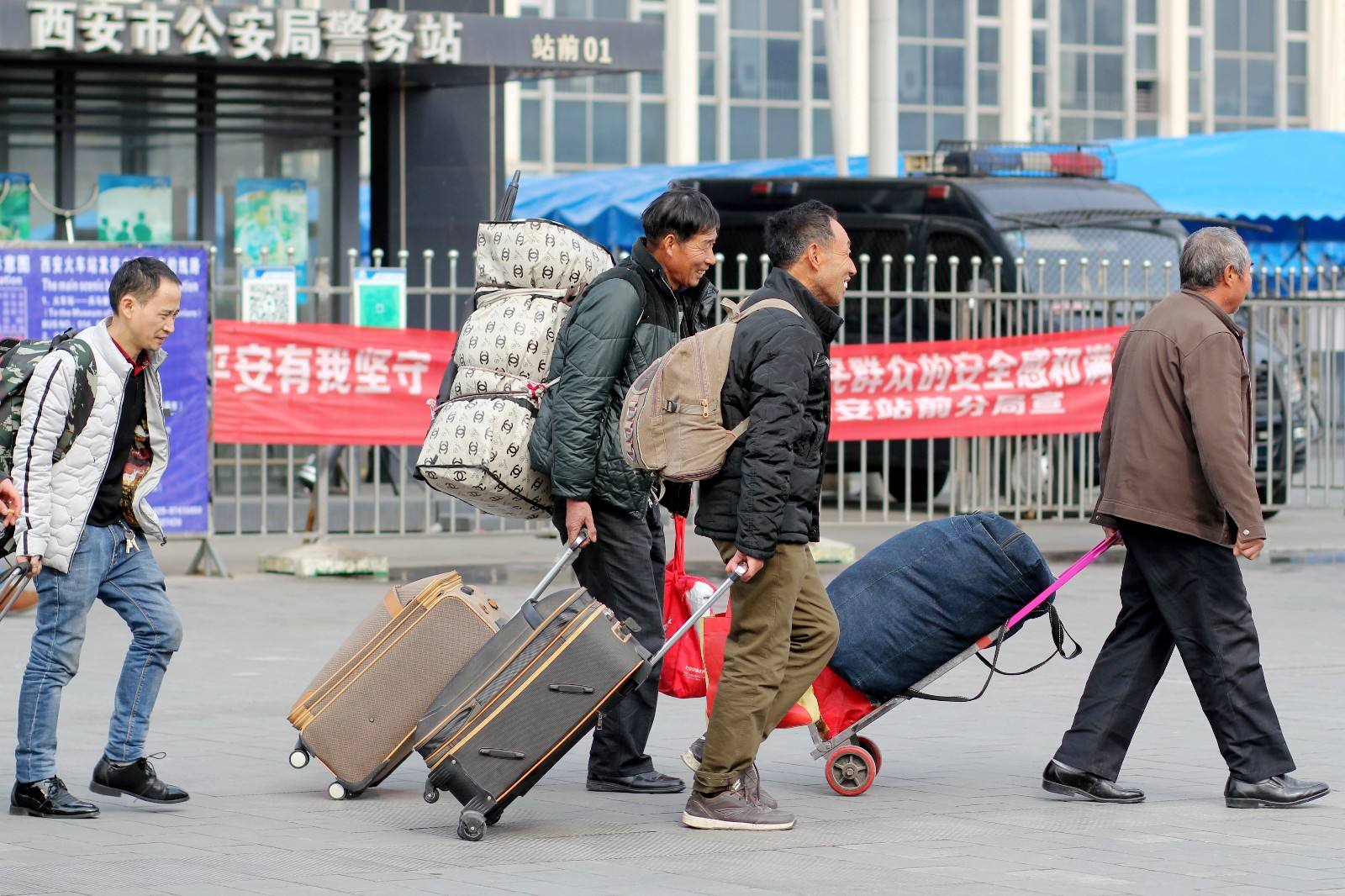 "住一晚仅需30元",火车站大妈拉客,过来人揭穿:别上当了!