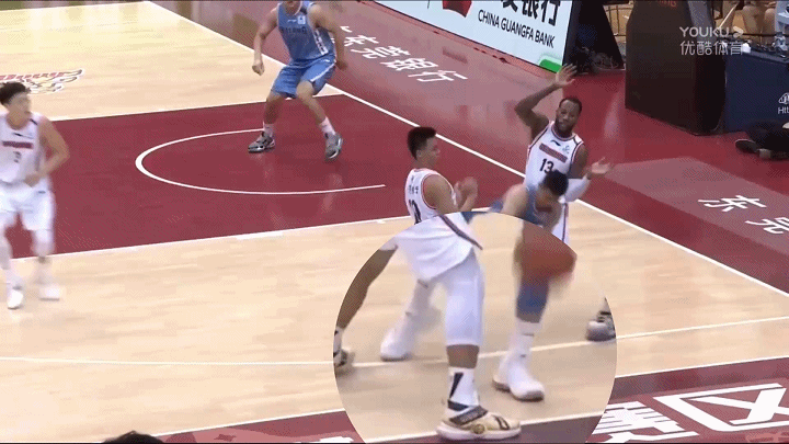 方硕致命失误,裁判成焦点,这球碰到赵睿脚了吗?46号裁判看不清