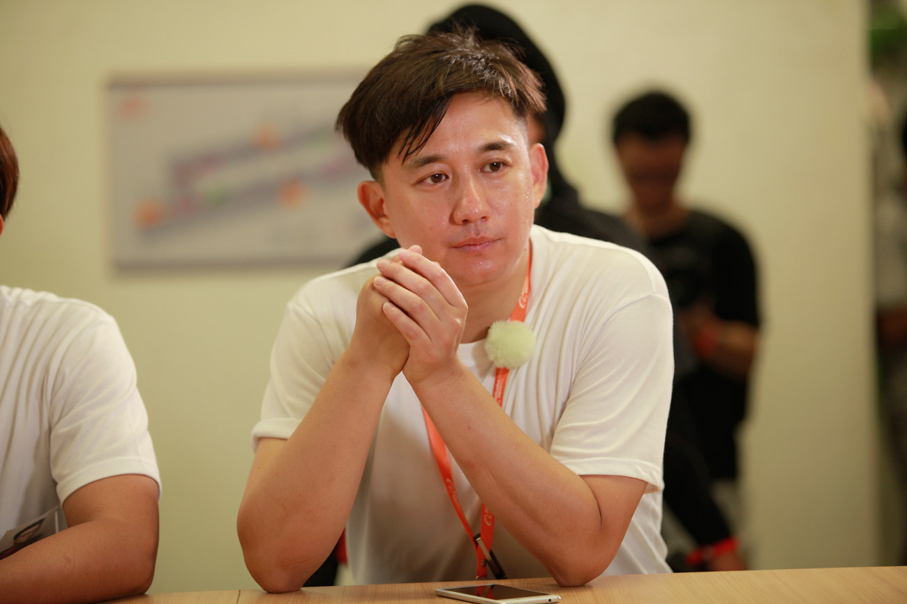 黄磊乌镇戏剧节摔手机事件:公道自在人心,还是误解下的争议?