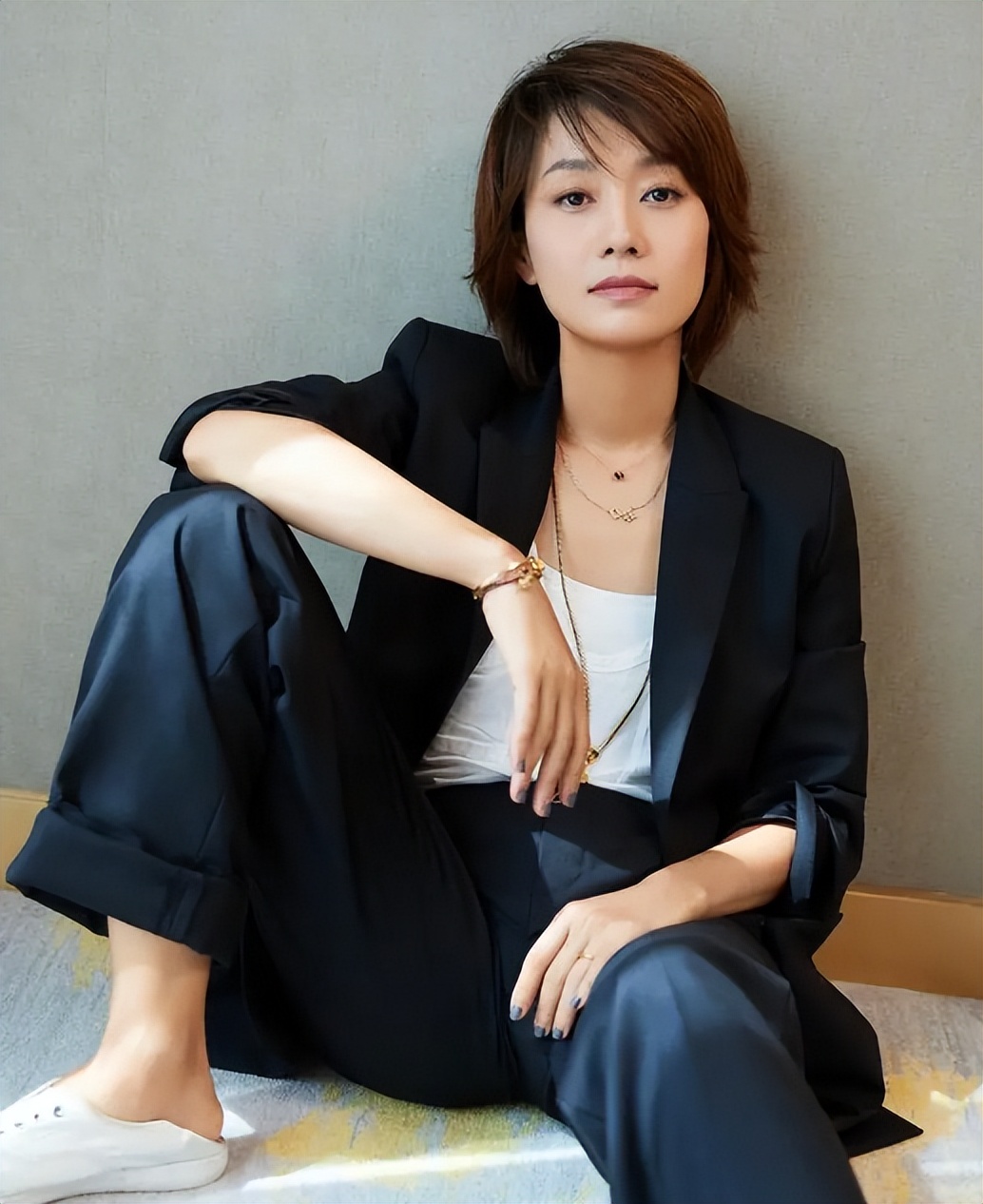 马伊琍疑新恋情曝光!网爆其与一神秘男子同行,举止亲密一起买花