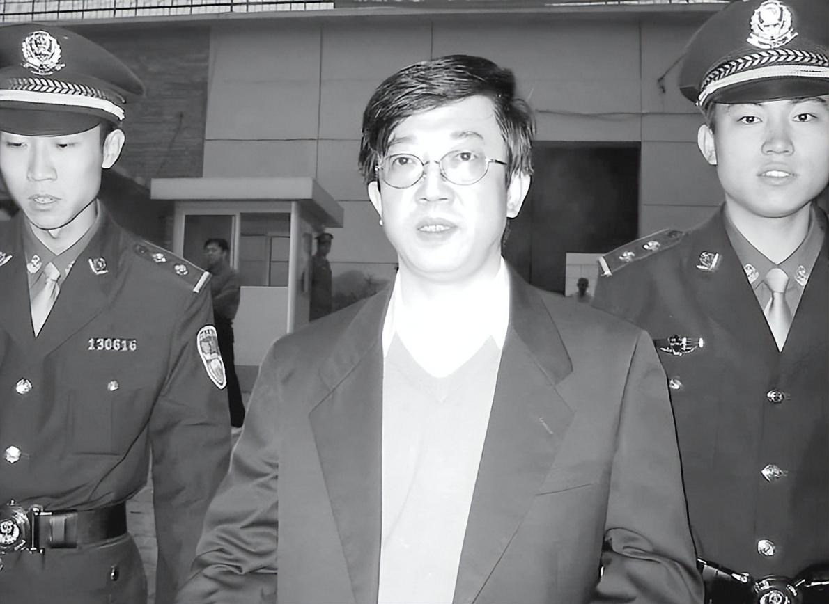 纪实:"河北第一秘书"李真:受贿千万,玩空姐明星41岁被注射死刑