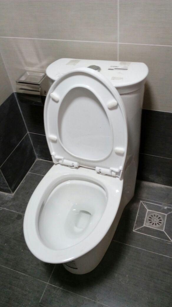 马桶发黄污渍,怎么去除?保洁阿姨这些小妙招,轻松冲掉黄垢