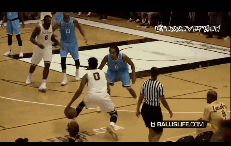 杨少侠在联盟中有太多的经典名场面,最为经典的莫过于湖人时期,抢断