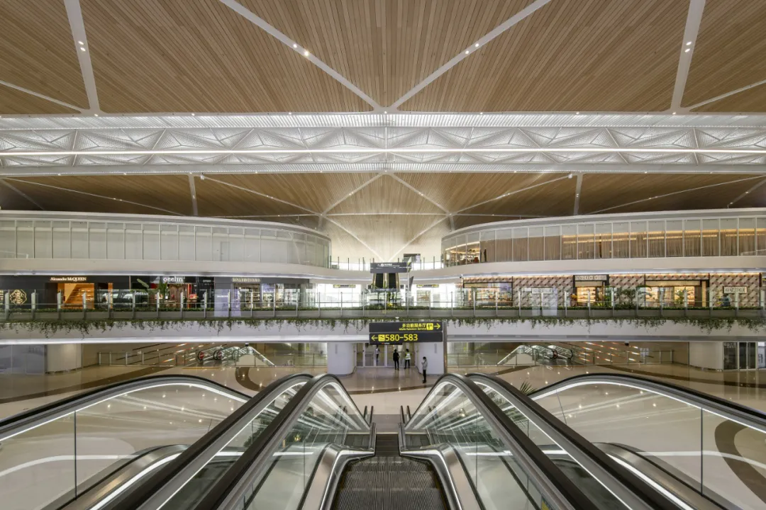 深圳宝安国际机场卫星厅正式投运,建筑外壳呈"蛋卷形"