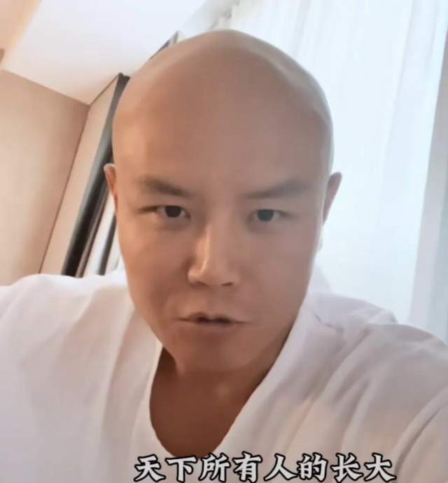 主持人乐嘉近况曝光,身穿白色t恤剃着光头,曾在节目现场耍酒疯