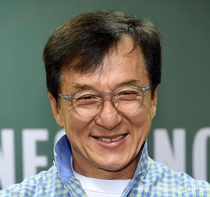 成龙出生在香港,但他祖籍是在安徽.他的父母最初是在法国领事馆工作.