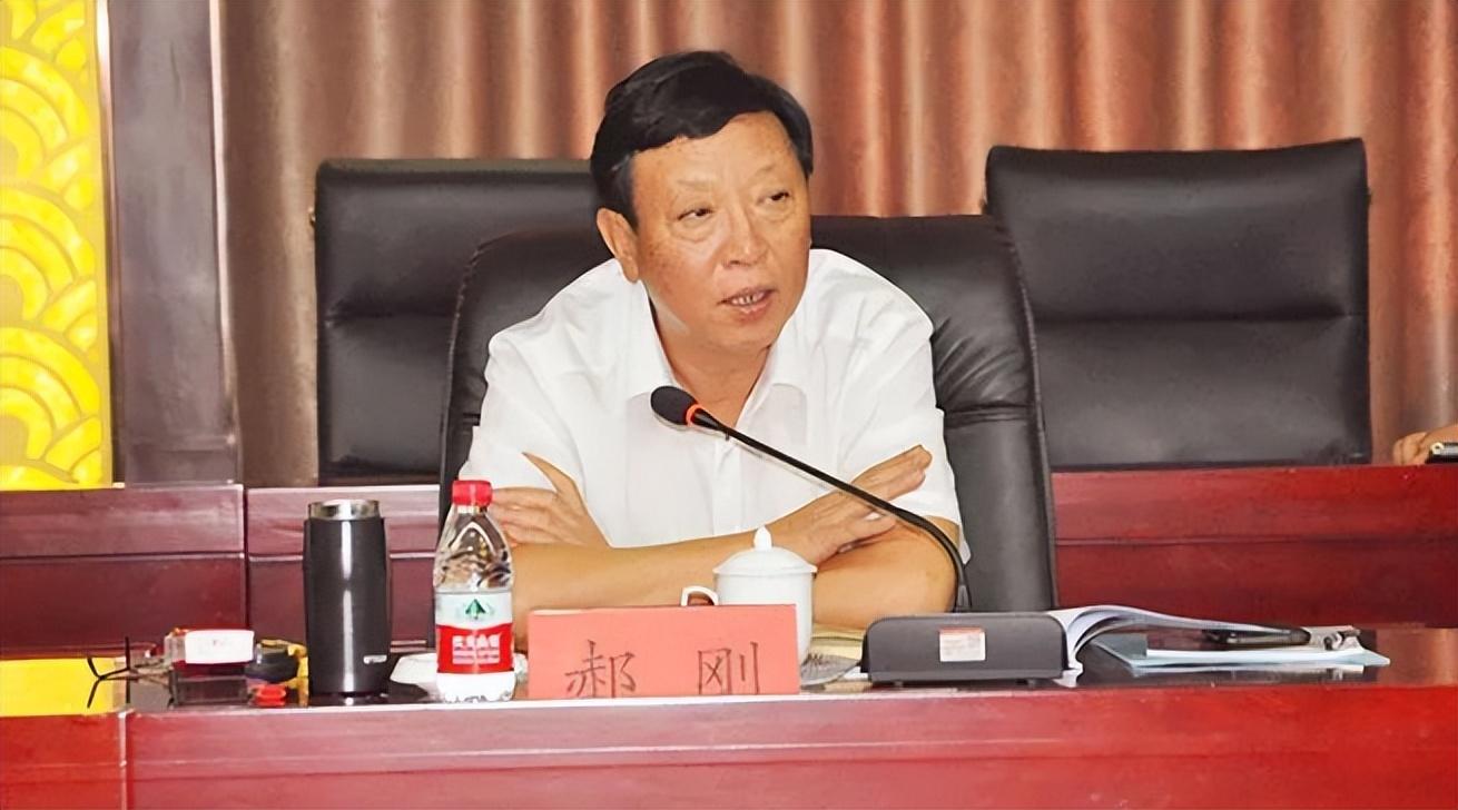 中铁三局董事长郝刚被爆牵手,搂腰年轻女子?真相与细节揭秘!