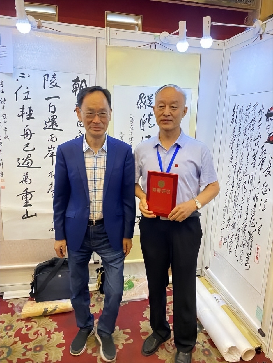 文化部原副部长潘震宙为书法家李新华在北京书画精英作品展上颁奖