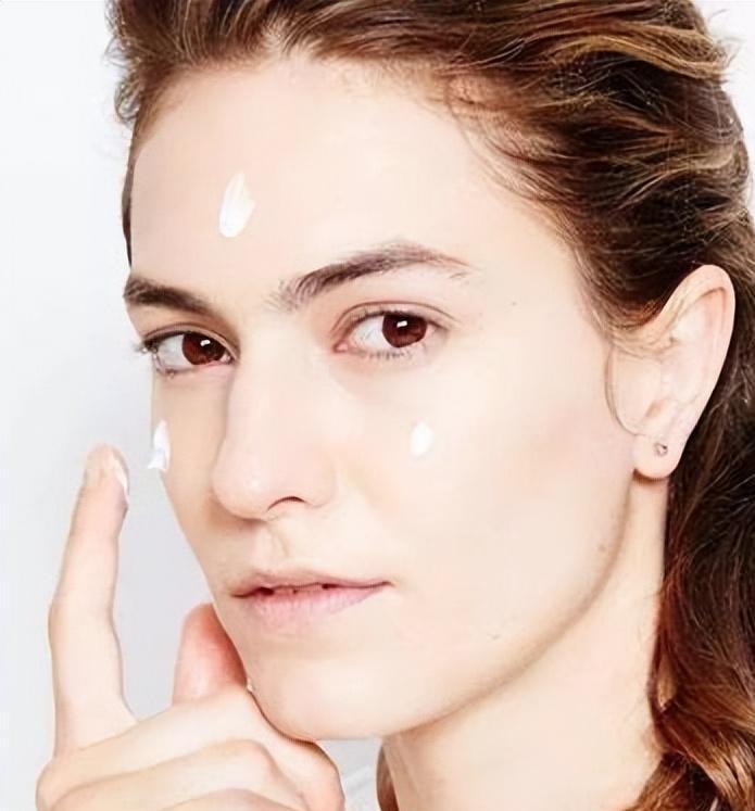 中年女人护肤要掌握这两个技巧!否则都是白费功夫!