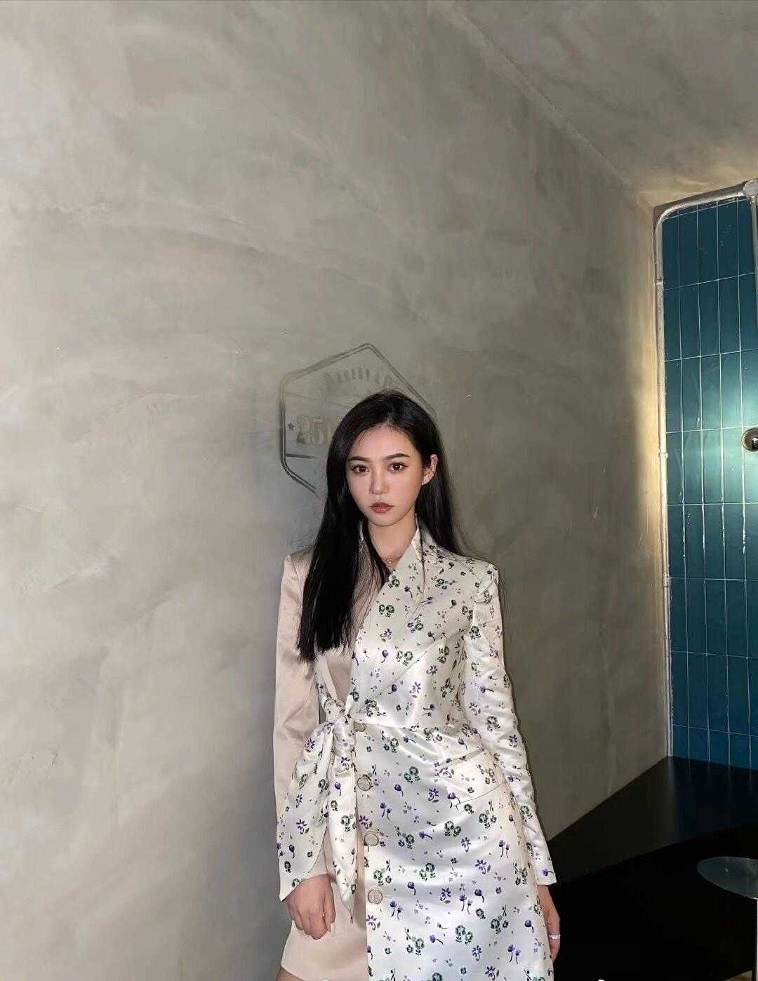 张韶涵太有"国际范",绑带西装配印花连衣裙高级精致,气场十足