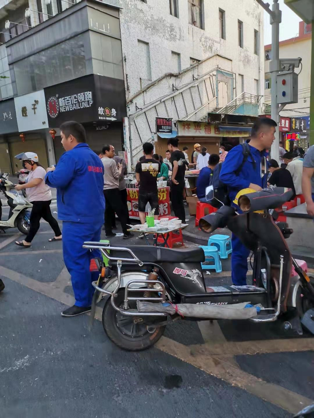 深圳沙井上南大街:大量店铺转租,卖早餐的商贩:赚钱全凭运气