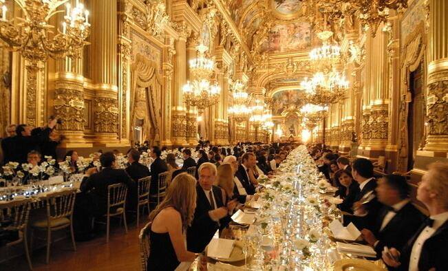 假名媛混入美国上流社会,多次行骗,故事将被拍成电视剧