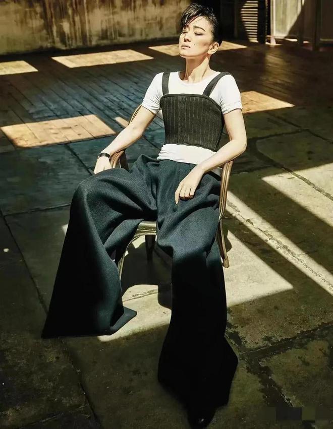 被57岁的巩俐穿搭折服了,身材圆润穿衣端庄气质,美得高级不做作