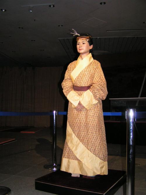 素纱襌衣:不到一两的重量承载了两千年历史