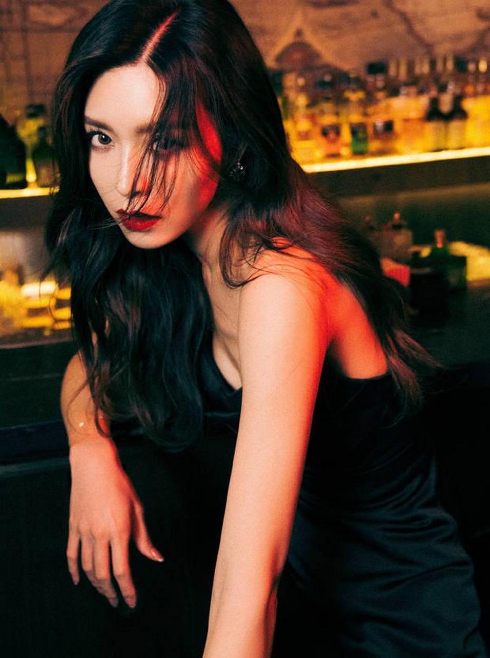 文咏珊穿吊带裙秀香肩美腿, 眼神魅惑诱人红唇吸睛.